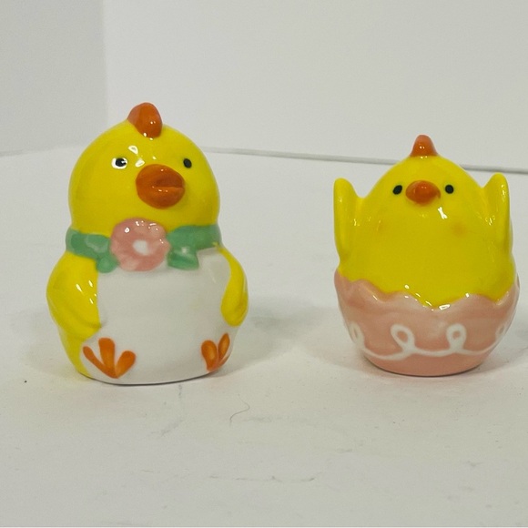Cracker Barrel Yellow and Pink Ceramic Chick Salt and Pepper Shakers - Picture 1 of 3
